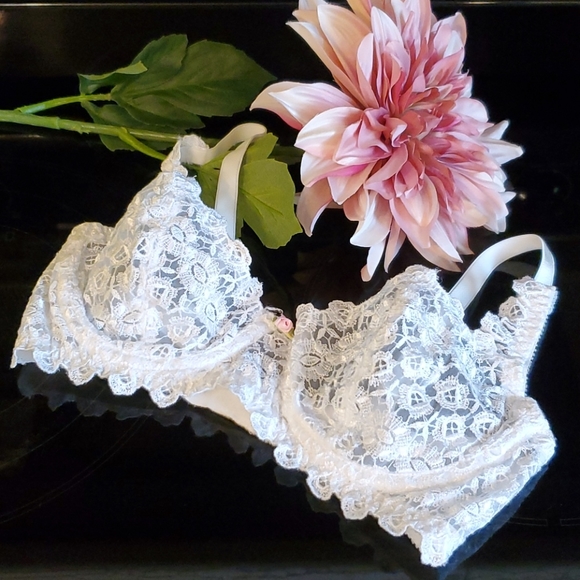 Victoria's Secret Other - 💗 VICTORIA'S SECRET White Lace Unlined Bra 💗